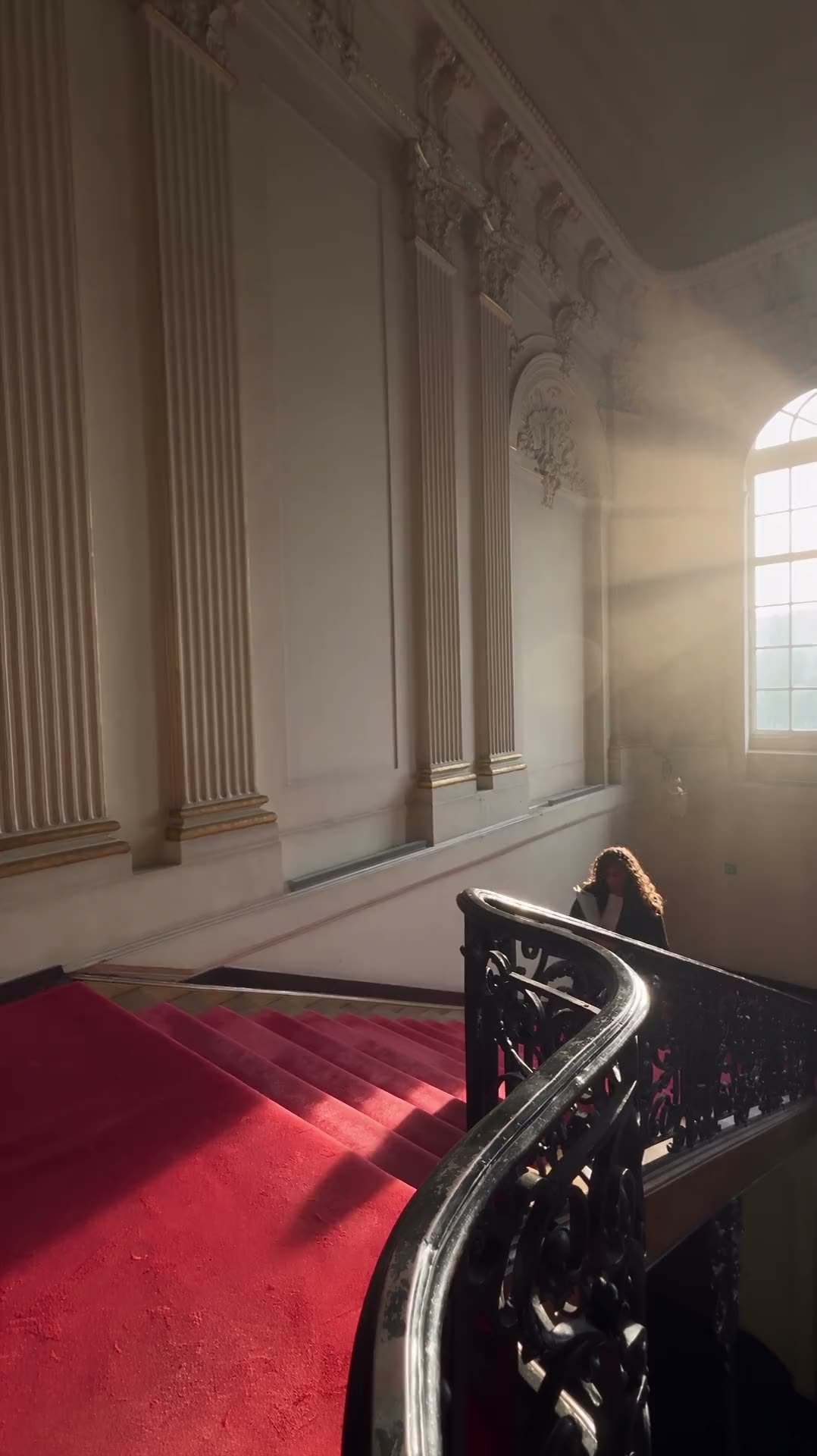 Mariam Kakulya en robe d'avocat dans un couloir du palais de justice